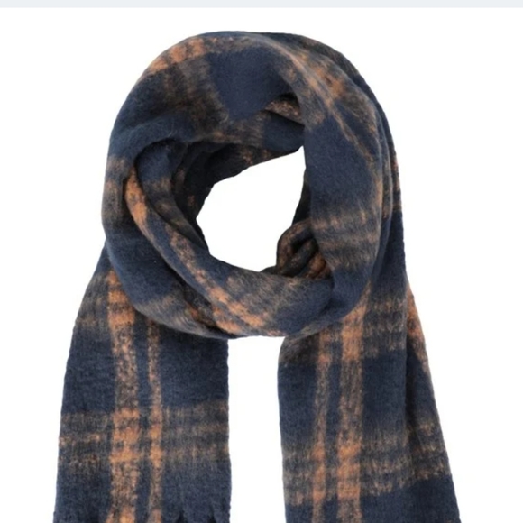 Brand new cosy blanket scarf - Picture 8 of 8